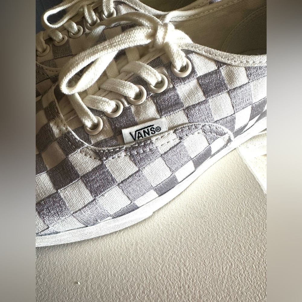 NWOT! Unisex “Vans” Embroidered Canvas Sneakers Size 6.5 Men’s - Size 8 Women’s - Picture 2 of 11